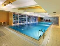 Det 4-stjernede hotel byder bl.a. på indendørs poolområde med sauna, solarium, massage og fitnesscenter.