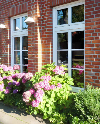 Hotell Osterkrug är att familjedrivet hotell centralt beläget i Husum som har flera olika rumstyper att välja på