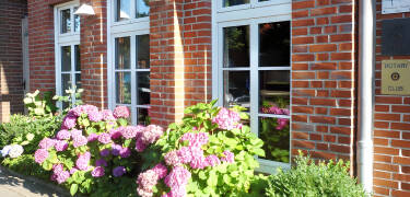 Hotel Osterkrug byder på hjemlige omgivelser og flere typer værelser at vælge imellem.