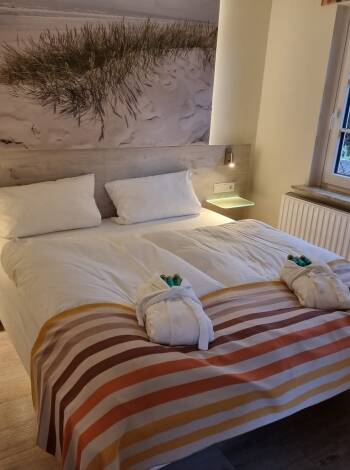 Hotellets rum är komfortabla och trevligt inredda med eget badrum och hårfön