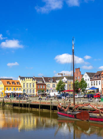 Husum är en charmig stad som också kallas den "grå staden", vilket definitivt inte är en beskrivning av staden