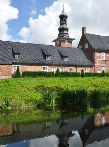 Slottet med den fina slottsträdgården ligger i utkanten av staden