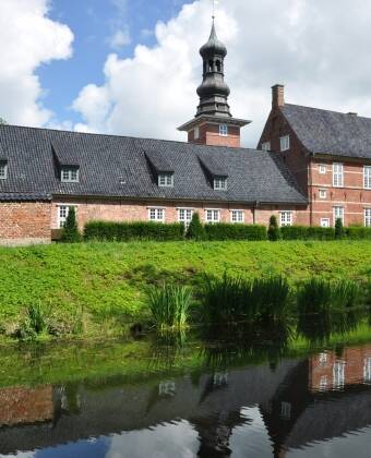 Slottet med den fina slottsträdgården ligger i utkanten av staden