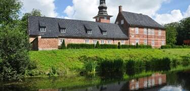 Slottet ligger i udkanten af byen og et velbesøgt sted med en herlig slotshave.