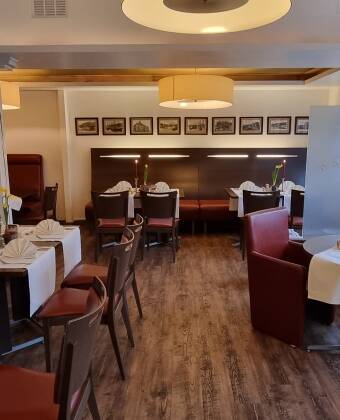 Bestill en bedre middag på hotellets restaurant med levende lys på bordene.