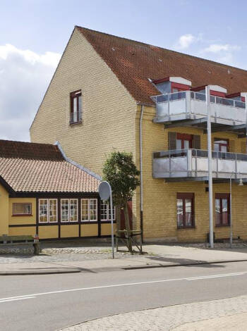 Willkommen im Hotel Hundested, wo Geschichte und Gemütlichkeit an der Küste des bezaubernden Nordens Seelands aufeinander treffen.