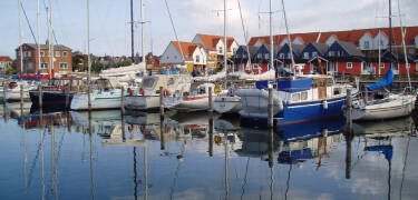 Rett utenfor hotellet ligger Hundested havn og dveler med sine fiskebutikker og et eget bryggerhus.