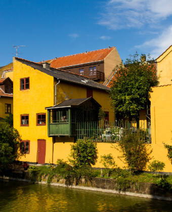 Frederiksværk ist eine idyllische Kanalstadt im Norden von Seeland mit guten Restaurants und Einkaufsmöglichkeiten.
