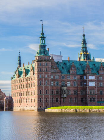 Nordseeland bietet eine Fülle von Erlebnissen. Besuchen Sie z.B. das idyllisch am Slotssøen See in Hillerød gelegene Schloss Frederiksborg.