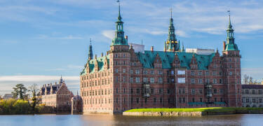 Nordsjælland byder på et utal af oplevelser og I kan f.eks. besøge Frederiksborg Slot, som ligger idyllisk ved Slotssøen i Hillerød.