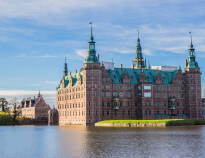 Nordsjälland bjuder på flera sevärdheter. En av dessa är Frederiksborg slott, som ligger idylliskt vid Slotssøen i Hillerød.