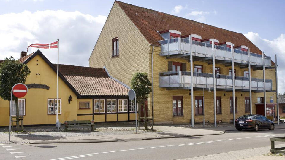 Willkommen im Hotel Hundested, wo Geschichte und Gemütlichkeit an der Küste des bezaubernden Nordens Seelands aufeinander treffen.