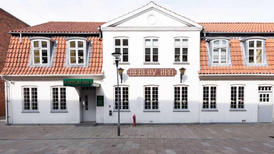 Det velholdte og hyggelige Herløv Kro Hotel ligger i fredelige omgivelser i Herlev.