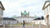 Fredensborg slott, som är den danska kungafamiljens sommar- och höstresidens,  ligger en kort promenad från hotellet
