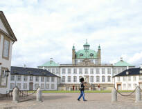 Fredensborg slott, den kongelige familiens sommer- og høstbolig, ligger bare en kort spasertur fra vertshuset.