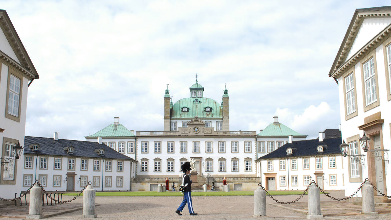 Fredensborg Slot, kongefamiliens sommer- og efterårsresidens, ligger bare en kort gåtur fra kroen.