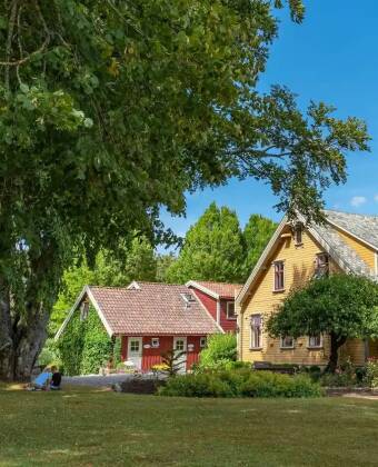 Bo på en historisk villa fra 1898, omgitt av fredelige hager nær Sandnes.
