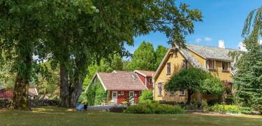 Bo på en historisk villa fra 1898, omgitt av fredelige hager nær Sandnes.