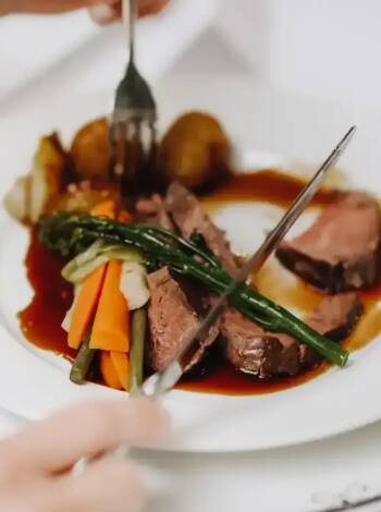 Enjoy seasonal dinners prepared with local ingredients in the hotel’s warm and atmospheric restaurant.