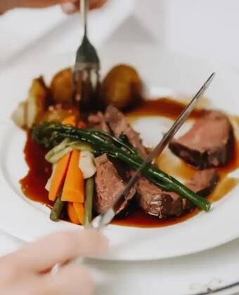 Nyt sesongbaserte middager av lokale råvarer i hotellets lune og stemningsfulle restaurant.