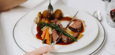 Nyt sesongbaserte middager av lokale råvarer i hotellets lune og stemningsfulle restaurant.