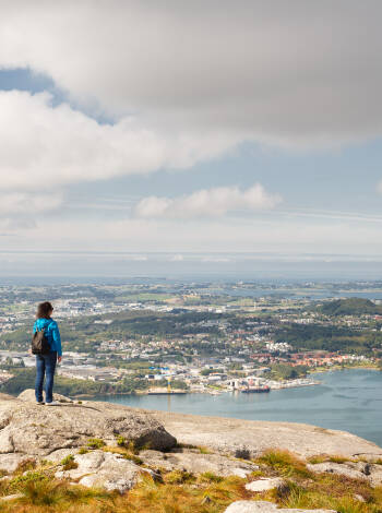 Upptäck natursköna vandringsområden som Lifjell och Dalsnuten nära hotellet, med panoramautsikt över Gandsfjorden.