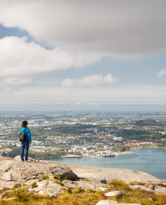 Oppdag naturskjønne turområder som Lifjell og Dalsnuten nær hotellet, med panoramautsikt over Gandsfjorden.