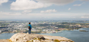 Oplev naturskønne vandreområder som Lifjel og Dalsnuten tæt på hotellet, med panoramaudsigt over Gandsfjord.
