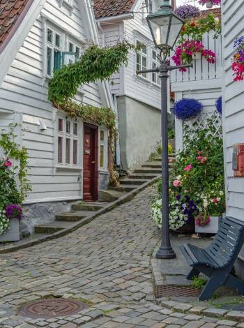 Utforska Stavangers charmiga gamla stad, Gamle Stavanger, bara 15 minuter från hotellet med bil.