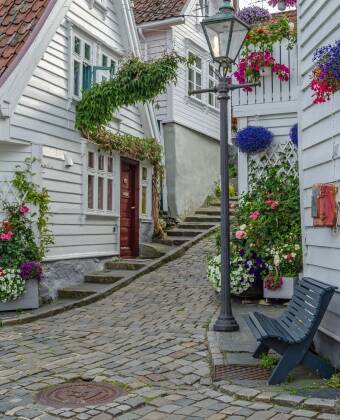 Utforsk Stavangers sjarmerende gamleby, Gamle Stavanger, kun 15 minutter unna med bil.