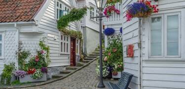 Utforsk Stavangers sjarmerende gamleby, Gamle Stavanger, kun 15 minutter unna med bil.