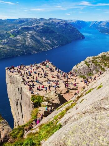 Den berömda utsiktsplatsen Preikestolen är väl värd en utflykt.