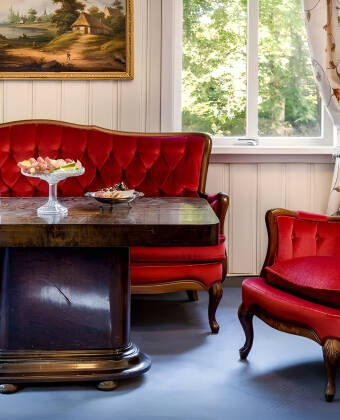 Historiska interiörer och originaldetaljer ger hotellet en varm atmosfär full av karaktär.