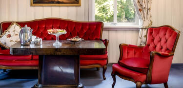 Historiske interiører og originale detaljer giver hotellet en varm og karakterfuld stemning.