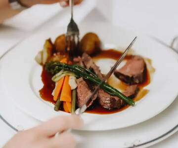 Nyt sesongbaserte middager av lokale råvarer i hotellets lune og stemningsfulle restaurant.
