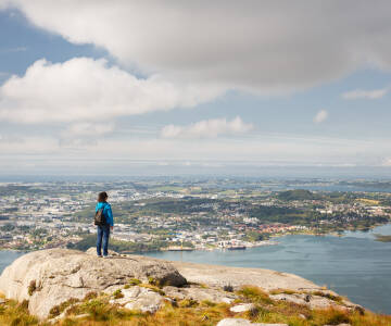 Oplev naturskønne vandreområder som Lifjel og Dalsnuten tæt på hotellet, med panoramaudsigt over Gandsfjord.