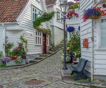 Udforsk Stavangers charmerende gamle bydel, Gamle Stavanger, kun 15 minutter fra hotellet i bil.