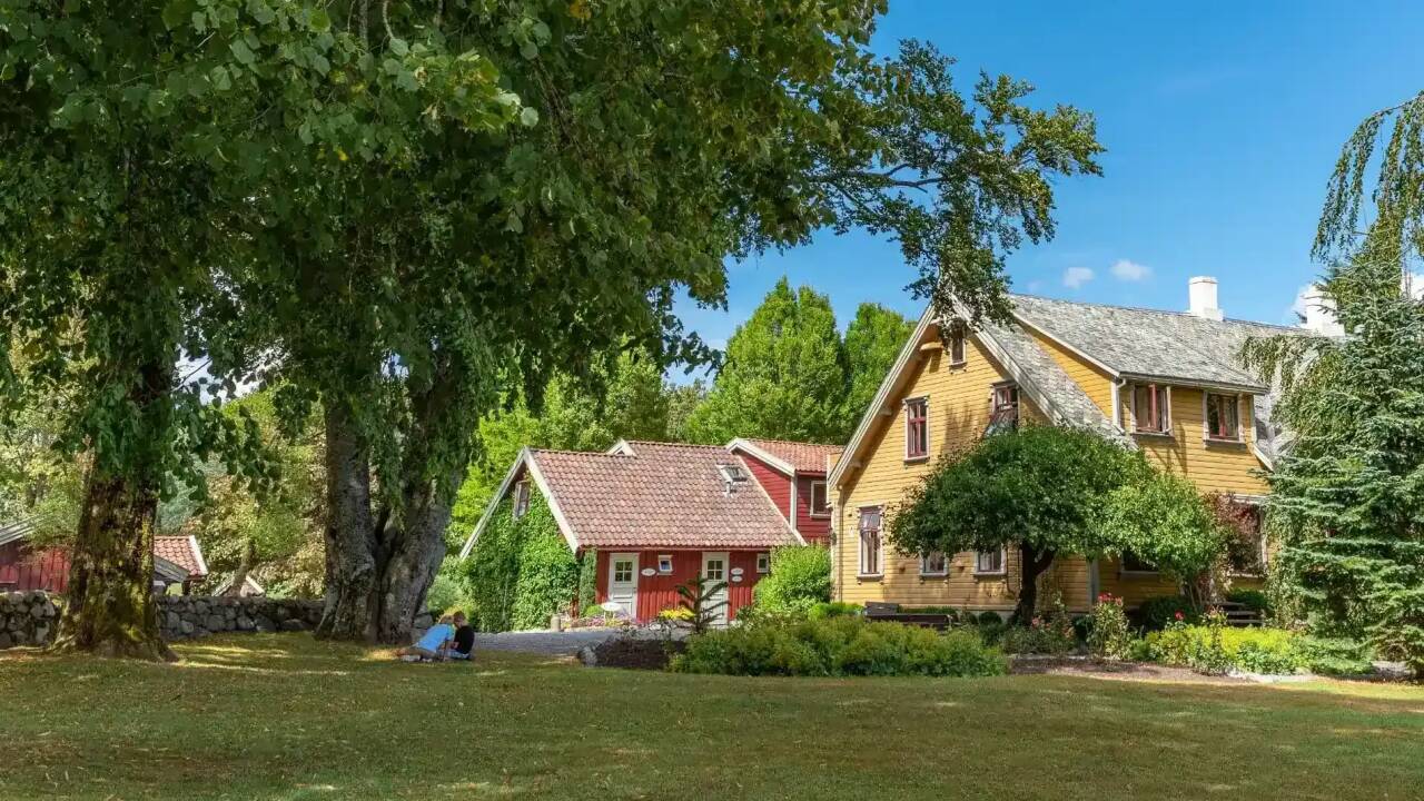 Bo i en historisk villa fra 1898 omgivet af fredelige haver nær Sandnes.