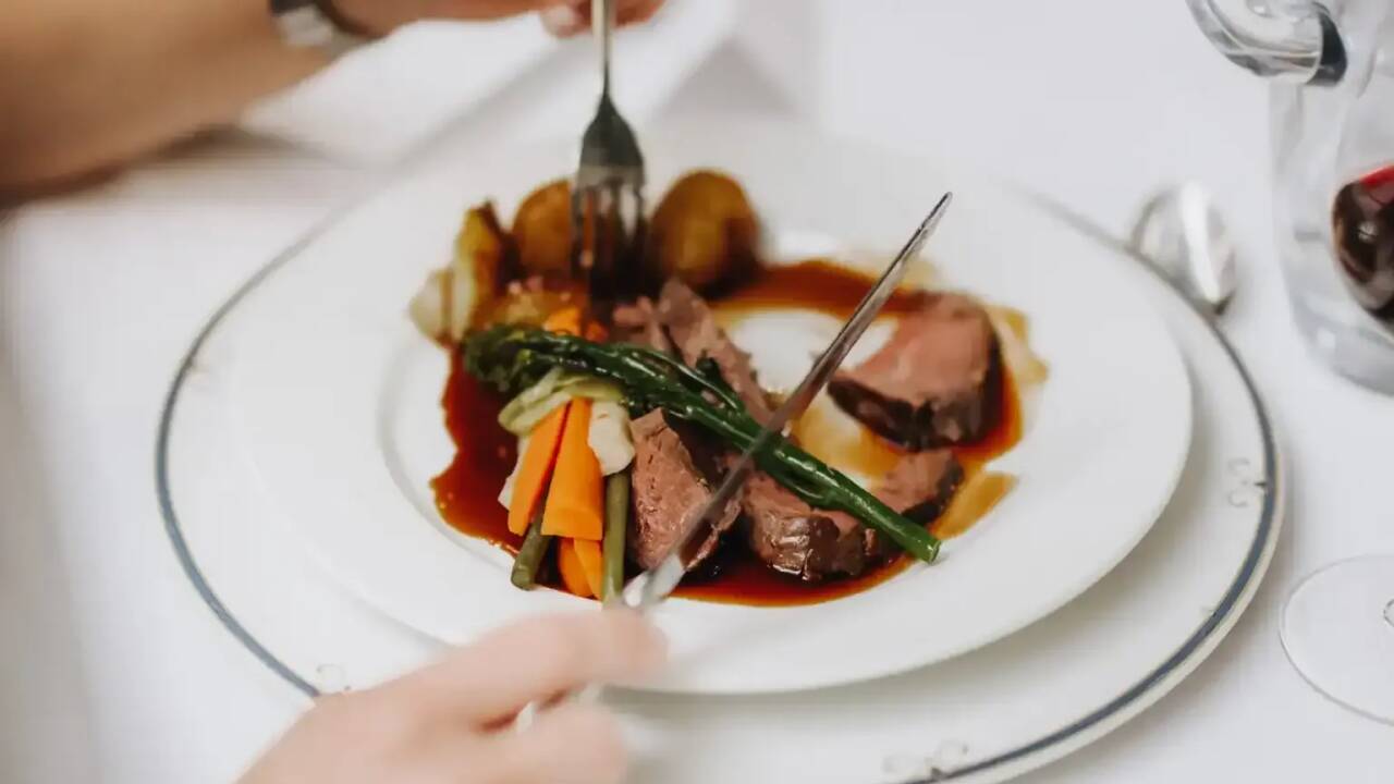 Enjoy seasonal dinners prepared with local ingredients in the hotel’s warm and atmospheric restaurant.
