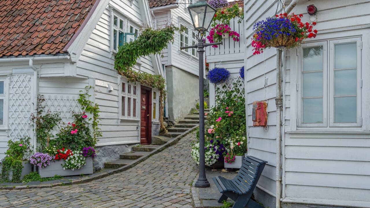 Udforsk Stavangers charmerende gamle bydel, Gamle Stavanger, kun 15 minutter fra hotellet i bil.