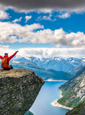 Ge er ut på hisnande vandringar till populära destinationers som Preikestolen, Kjerag och Trollpikken.