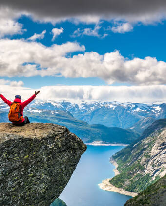 Begeben Sie sich auf atemberaubende Wanderungen zu beliebten Zielen: Preikestolen, Kjerag und Trollpikken.