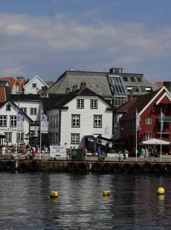 Upptäck det pulserande stadslivet och sevärdheter i närliggande Stavanger.
