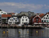 Oplev det pulserende byliv og attraktionerne i det nærliggende Stavanger.
