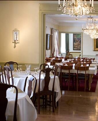 En solid morgenmad bliver serveret i den charmerende restaurant.