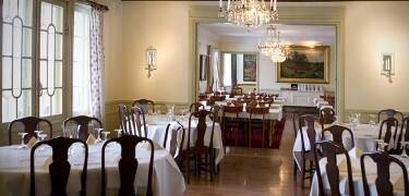Im charmanten Restaurant wird ein herzhaftes Frühstück serviert.