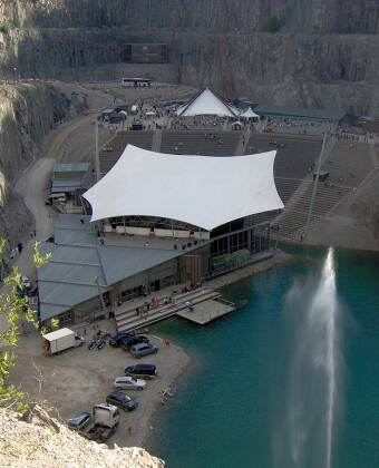 Dalhall liegt nördlich von Rättvik und bietet eine Open-Air-Bühne für Theater und Konzerte mit Platz für ca. 4.000 Zuschauer.