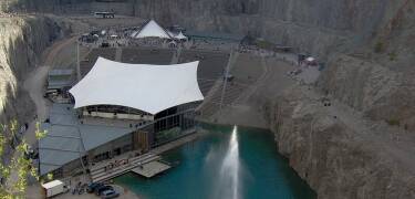 Dalhall liegt nördlich von Rättvik und bietet eine Open-Air-Bühne für Theater und Konzerte mit Platz für ca. 4.000 Zuschauer.