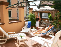 Njut av livet på en solstol på hotellets härliga solterrass och ladda inför nya upplevelser.