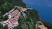 Hotellet har en suveræn placering over Gardasøen med en skøn udsigt over søen og poolområdet, med bjergene i baggrunden.